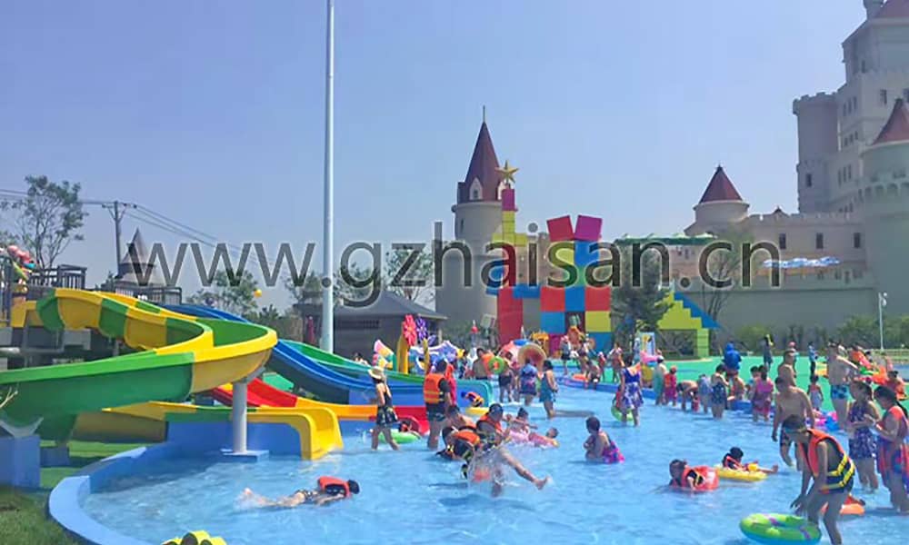 合家欢乐的儿童嬉水天地