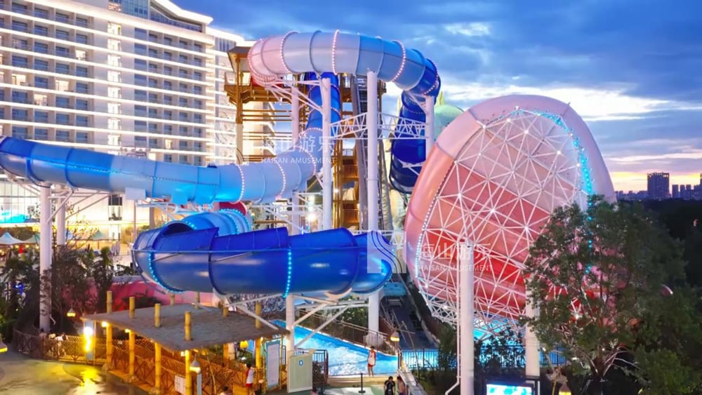 双重风暴，极致竞速——星际盘旋+巨浪翻滚组合引爆水乐园刺激体验